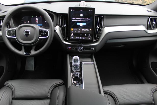 Volvo XC60 2.0 T6 Plug-in hybrid AWD Ultra Black Edition | Panorama dak | Luchtvering | Bowers & Wilkins Audiosysteem | Elektrisch wegklapbare trekhaak | Head-Up display | Elektrisch verstelbare stoelen + Memory | 360* Camera | Stoel/Stuur verwarming | Stoelventilat