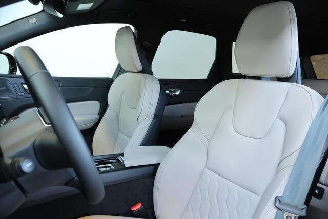 Volvo XC60 2.0 T6 Plug-in hybrid AWD Plus Dark | Elektrisch Schuif/Kantel-Panoramadak | Head-Up Display | 360º Camera | 20" Lichtmetalen Wielen | Harman Kardon Premium Audio |