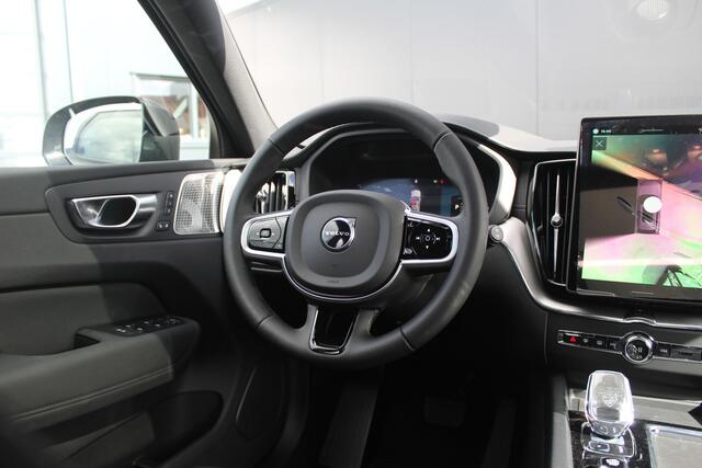 Volvo XC60 2.0 T6 Plug-in hybrid AWD Ultra Black Edition | Panorama dak | Luchtvering | Bowers & Wilkins | Trekhaak elektrisch wegklapbaar | Head-up display | Elektrisch verstelbare stoelen + memory | 360 graden camera | Stoelverwarming + ventilatie + stuurverwarmin