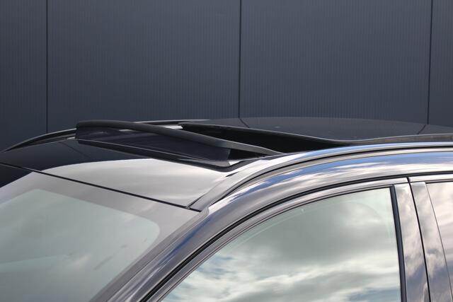 Volvo XC60 2.0 T6 Plug-in hybrid AWD Ultra Black Edition | Panorama dak | Luchtvering | Bowers & Wilkins | Trekhaak elektrisch wegklapbaar | Head-up display | Elektrisch verstelbare stoelen + memory | 360 graden camera | Stoelverwarming + ventilatie + stuurverwarmin