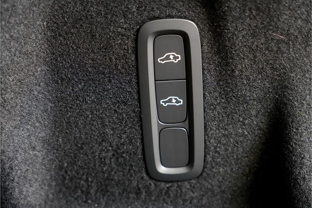 Volvo XC60 2.0 T8 AWD 335kW/456pk Aut8 Plug-in hybrid Ultra Dark LUCHTVERING + PANORAMADAK + HARMAN/KARDON + ADAPT.CRUISE + GOOGLE DASH + HEAD-UP + LANE ASSIST + STOEL-&STUURVERWARMING + 360 CAMERA + PARKSENSOREN V&A + 21" LM-VELGEN!!
