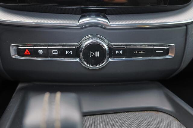 Volvo XC60 B5 250pk R-Design - Intellisafe Assist - Bowers & Wilkins audio - Geventileerd Nappa leder - Elektr. bedienb. voorstoelen met geheugen - Verwarmbare voorstoelen & stuurwiel - Achteruitrijcamera - Parkeersensoren voor & achter - Adaptieve LED koplampen - E