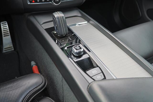 Volvo XC60 B5 250pk R-Design - Intellisafe Assist - Bowers & Wilkins audio - Geventileerd Nappa leder - Elektr. bedienb. voorstoelen met geheugen - Verwarmbare voorstoelen & stuurwiel - Achteruitrijcamera - Parkeersensoren voor & achter - Adaptieve LED koplampen - E