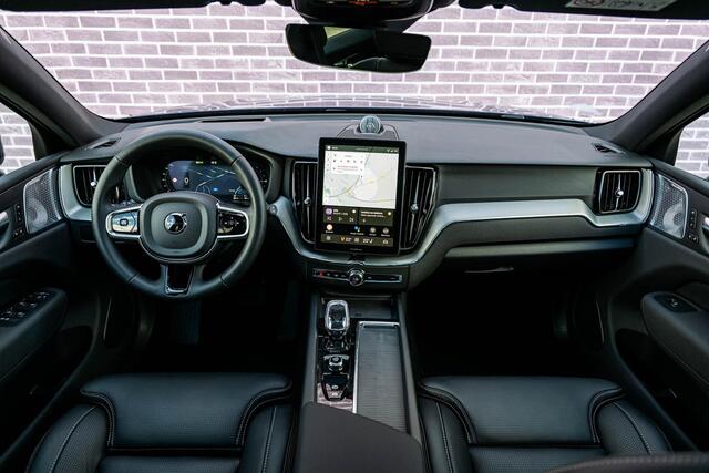 Volvo XC60 Plug-in Hybrid T6 AWD Plus Black Edition | Bowers & Wilkins Audio | Luchtvering | Stoelmassage | Stoelverwarming en Ventilatie | Head-up Display | 360 Camera | Schuif-/Kanteldak| Getint glas | Alarm | Trekhaak |