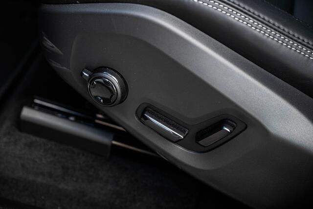 Volvo XC60 Plug-in Hybrid T6 AWD Plus Black Edition | Bowers & Wilkins Audio | Luchtvering | Stoelmassage | Stoelverwarming en Ventilatie | Head-up Display | 360 Camera | Schuif-/Kanteldak| Getint glas | Alarm | Trekhaak |