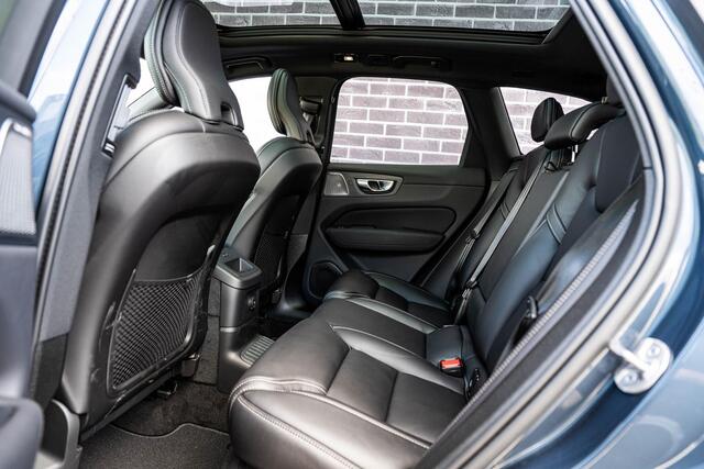 Volvo XC60 Plug-in Hybrid T6 AWD Plus Black Edition | Bowers & Wilkins Audio | Luchtvering | Stoelmassage | Stoelverwarming en Ventilatie | Head-up Display | 360 Camera | Schuif-/Kanteldak| Getint glas | Alarm | Trekhaak |