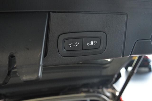 Volvo XC60 B4 Plus Dark leer clima camera led trekhaak 19 inch !!