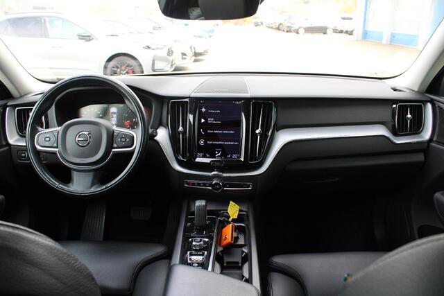 Volvo XC60 2.0 B5 Momentum Exclusive | Trekhaak | Stoelverwarming | Adaptive Cruise Control | 360 Camera | Navigatie |