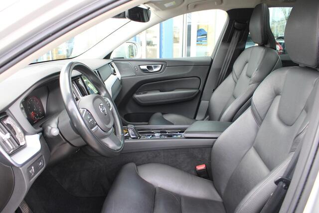 Volvo XC60 2.0 B5 Momentum Exclusive | Trekhaak | Stoelverwarming | Adaptive Cruise Control | 360 Camera | Navigatie |