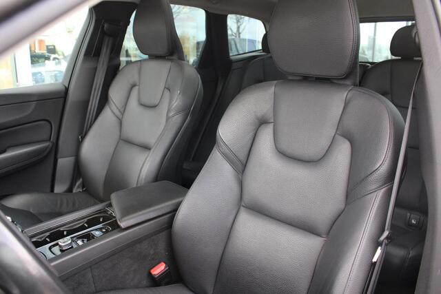 Volvo XC60 2.0 B5 Momentum Exclusive | Trekhaak | Stoelverwarming | Adaptive Cruise Control | 360 Camera | Navigatie |