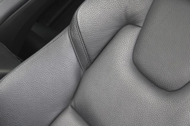 Volvo XC60 2.0 B5 Momentum Exclusive | Trekhaak | Stoelverwarming | Adaptive Cruise Control | 360 Camera | Navigatie |