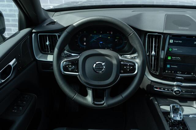 Volvo XC60 2.0 T6 Plug-in hybrid AWD Plus Black Edition | Adaptieve Cruise Control | Panoramadak | Harman Kardon Audio | Stoel-/Stuur-/Voorruitverwarming | Dodehoek Detectie | 360° Parkeercamera | Trekhaak |
