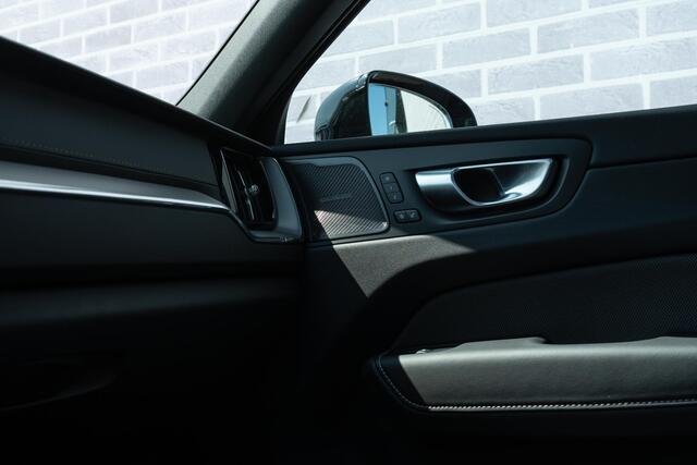 Volvo XC60 2.0 T6 Plug-in hybrid AWD Plus Black Edition | Adaptieve Cruise Control | Panoramadak | Harman Kardon Audio | Stoel-/Stuur-/Voorruitverwarming | Dodehoek Detectie | 360° Parkeercamera | Trekhaak |