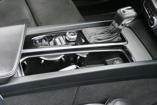 Volvo XC60 2.0 255pk T5 AWD R-Design. Panodak, Camera, Leer/Alcantara, 19"LMV, Haak 2400kg