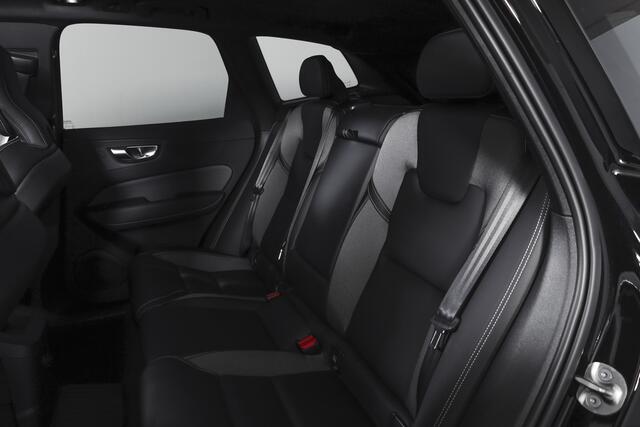 Volvo XC60 2.0 T8 Plug-in hybrid AWD Plus Black Edition | S/K-Panodak | Elek. Trekhaak | Harman/Kardon | Dig. Cockpit | Adapt. Cruise | Winterpakket | 360 Camera | NAV + App. Connect | ECC | Elek. Klep | LM 21" | 1608