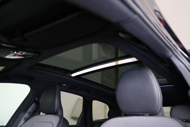 Volvo XC60 T6 Recharge AWD Plus Black Edition - Panorama/schuifdak - IntelliSafe Assist & Surround - 360º Camera - Harman Kardon audio - Adaptieve LED koplampen - Verwarmde voorstoelen, stuur & achterbank - Parkeersensoren voor & achter - Elektr. bedienb. voorstoele