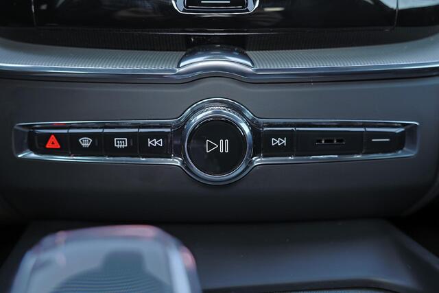 Volvo XC60 T6 Recharge AWD Plus Black Edition - Panorama/schuifdak - Luchtvering - IntelliSafe Assist & Surround - 360º Camera - Harman Kardon audio - Adaptieve LED koplampen - Verwarmde voorstoelen, stuur & achterbank - Parkeersensoren voor & achter - Elektr. bedie