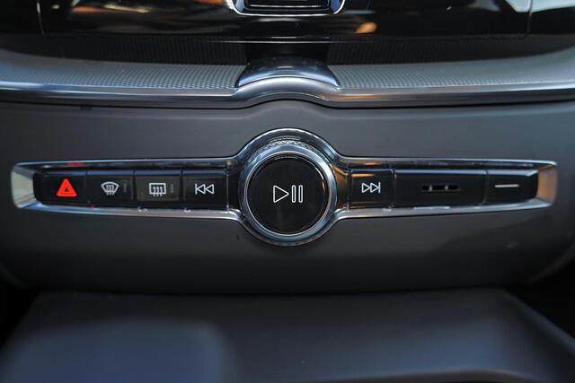 Volvo XC60 T6 Recharge AWD Plus Bright - Panorama/schuifdak - IntelliSafe Assist & Surround - 360º Camera - Harman Kardon audio - Adaptieve LED koplampen - Verwarmde voorstoelen, stuur & achterbank - Parkeersensoren voor & achter - Elektr. bedienb. voorstoelen met g