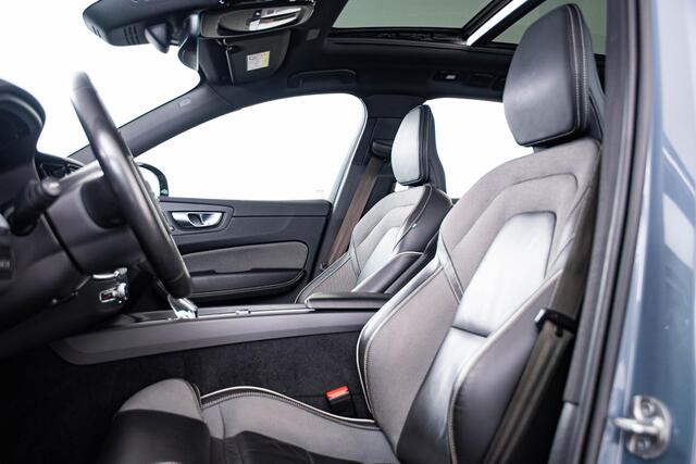 Volvo XC60 T6 Plug-in hybrid AWD Ultimate Dark Panoramadak - Trekhaak - Adaptieve Cruise Control - Head up - Harman Kardon - Stoelverwarming voor/achter - Standkachel met Timer - 360 graden camera -