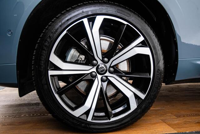 Volvo XC60 T6 Plug-in hybrid AWD Ultimate Dark Panoramadak - Trekhaak - Adaptieve Cruise Control - Head up - Harman Kardon - Stoelverwarming voor/achter - Standkachel met Timer - 360 graden camera -