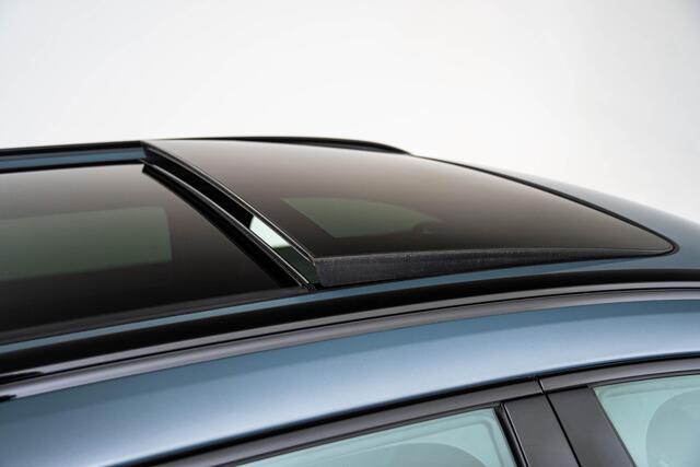 Volvo XC60 T6 Plug-in hybrid AWD Ultimate Dark Panoramadak - Trekhaak - Adaptieve Cruise Control - Head up - Harman Kardon - Stoelverwarming voor/achter - Standkachel met Timer - 360 graden camera -