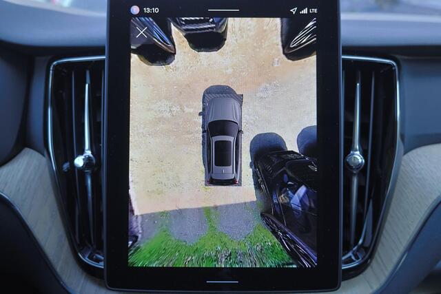 Volvo XC60 T6 Recharge AWD Plus Dark - Panorama/schuifdak - IntelliSafe Assist & Surround - 360º Camera - Harman/Kardon audio - Verwarmde voorstoelen, stuur & achterbank - Parkeersensoren voor & achter - Elektr. bedienb. voorstoelen met geheugen - Head up display - 