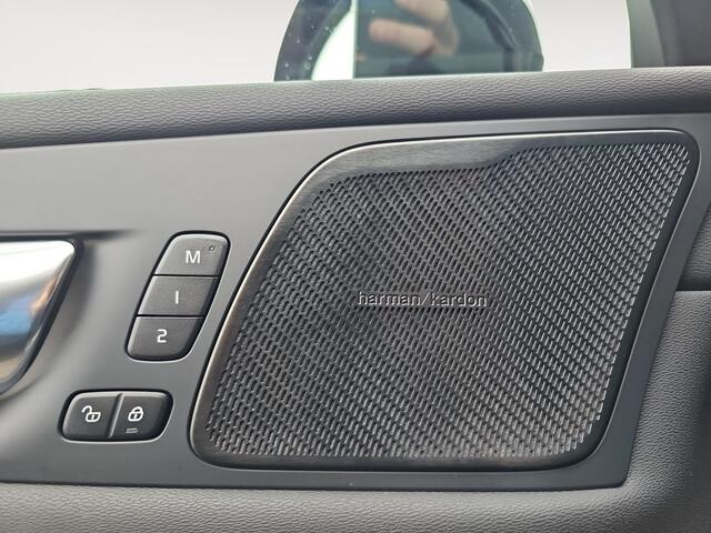 Volvo XC60 2.0 T6 Plug-in hybrid AWD Plus Black Edition | Head-Up-Display | Haman / Kardon Audio | Sportstoelen