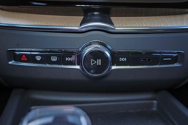 Volvo XC60 T6 Recharge AWD Plus Dark - Panorama/schuifdak - IntelliSafe Assist & Surround - 360º Camera - Harman/Kardon audio - Verwarmde voorstoelen, stuur & achterbank - Parkeersensoren voor & achter - Elektr. bedienb. voorstoelen met geheugen - Head up display - 