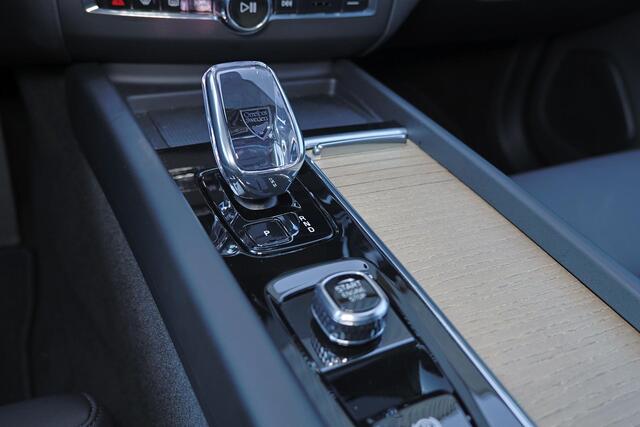 Volvo XC60 T6 Recharge AWD Plus Dark - Panorama/schuifdak - IntelliSafe Assist & Surround - 360º Camera - Harman/Kardon audio - Verwarmde voorstoelen, stuur & achterbank - Parkeersensoren voor & achter - Elektr. bedienb. voorstoelen met geheugen - Head up display - 