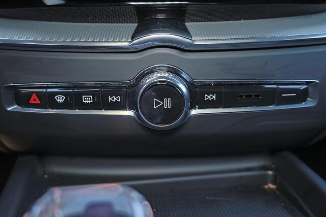 Volvo XC60 T6 Recharge AWD Plus Black Edition - Panorama/schuifdak - IntelliSafe Assist & Surround - 360º Camera - Harman/Kardon audio - Adaptieve LED koplampen - Verwarmde voorstoelen, stuur & achterbank - Parkeersensoren voor & achter - Elektr. bedienb. voorstoele