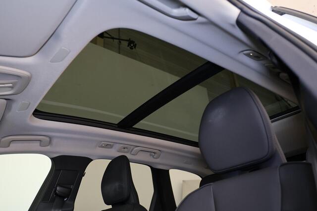 Volvo XC60 T6 Recharge AWD Plus Dark - Panorama/schuifdak - IntelliSafe Assist & Surround - 360º Camera - Harman/Kardon audio - Verwarmde voorstoelen, stuur & achterbank - Parkeersensoren voor & achter - Elektr. bedienb. voorstoelen met geheugen - Head up display -