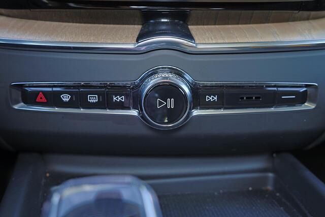 Volvo XC60 T6 Recharge AWD Plus Dark - Panorama/schuifdak - IntelliSafe Assist & Surround - 360º Camera - Harman/Kardon audio - Verwarmde voorstoelen, stuur & achterbank - Parkeersensoren voor & achter - Elektr. bedienb. voorstoelen met geheugen - Head up display -