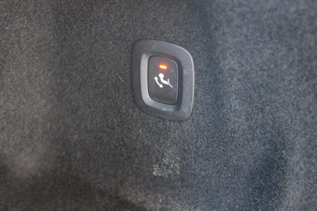 Volvo XC60 B5 250PK Automaat Momentum Exclusive Panoramisch schuif-kanteldak / Head-Up display / Semi elektrisch wegklapbare trekhaak / 19" lichtmetalen velgen / 360 graden rondomzicht camera