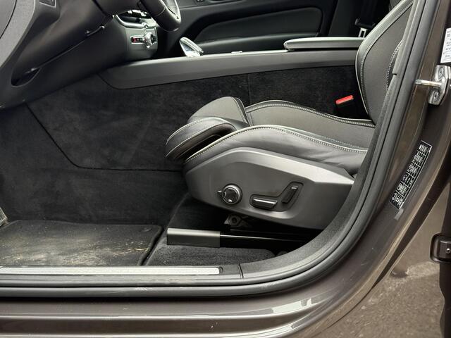 Volvo XC60 T8 Plug-in hybrid AWD Plus Dark | Panoramadak | Memory Stoelen | 360 camera | Trekhaak |