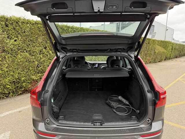 Volvo XC60 T8 Plug-in hybrid AWD Plus Dark | Panoramadak | Memory Stoelen | 360 camera | Trekhaak |