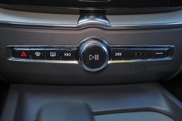 Volvo XC60 T6 Recharge AWD Plus Dark - Panorama/schuifdak - Luchtvering - IntelliSafe Assist & Surround - 360º Camera - Harman Kardon audio - Adaptieve LED koplampen - Verwarmde voorstoelen, stuur & achterbank - Parkeersensoren voor & achter - Elektr. bedienb. voors