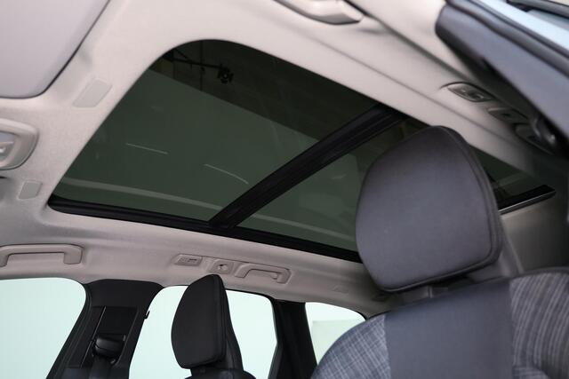 Volvo XC60 T6 Recharge AWD Essential - Panorama/schuifdak - Parkeercamera achter - Parkeersensoren achter - Draadloze tel. lader - High Performance audio - Cruise control - Inklapbare trekhaak - 18' LMV