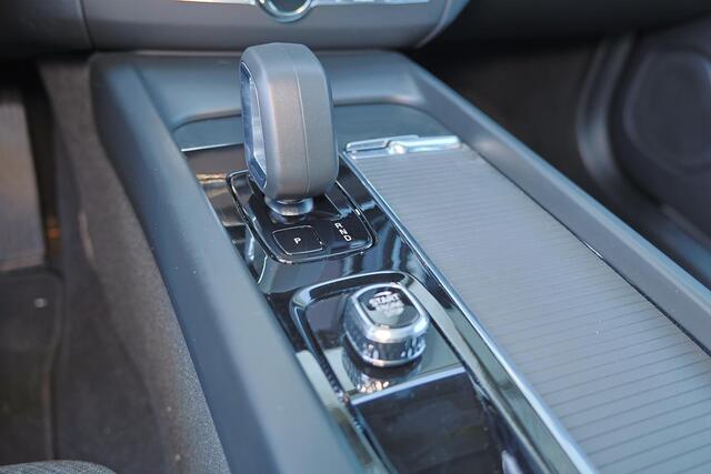 Volvo XC60 T6 Recharge AWD Essential - Panorama/schuifdak - Parkeercamera achter - Parkeersensoren achter - Draadloze tel. lader - High Performance audio - Cruise control - Inklapbare trekhaak - 18' LMV