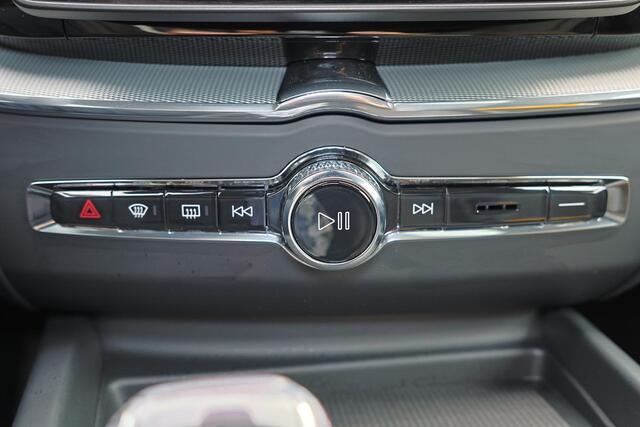 Volvo XC60 T6 Recharge AWD Ultra Black Edition - Panorama/schuifdak - IntelliSafe Assist & Surround - 360º Camera - Bowers & Wilkins audio - Adaptieve LED koplampen - Verwarmde voorstoelen, stuur & achterbank - Parkeersensoren voor & achter - Elektr. bedienb. voorst