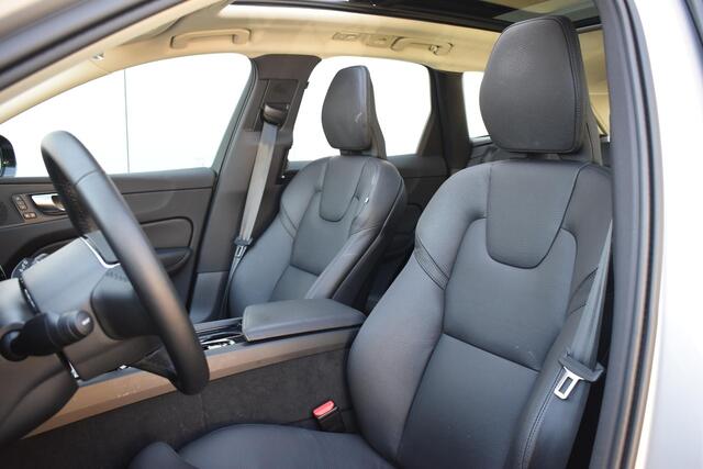 Volvo XC60 T6 350PK Automaat Plug-in Hybrid AWD Plus Dark / Navigatie / 360 Camera / Adaptieve Cruise Control / Stuur & Stoelverwarming / Stoelverwarming achter / Elektr. Achterklep / Schuifdak / Trekhaak