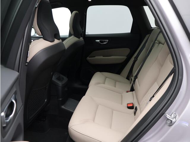 Volvo XC60 T6 350PK Plug-in hybrid AWD Plus Dark / Panoramisch Dak / Head-Up / 360gr Camera / Stuur+Stoel+Achterbank Verwarming / 20" / Elekt. Verstelbare Stoelen / Alarm / Extra Getint Glas /