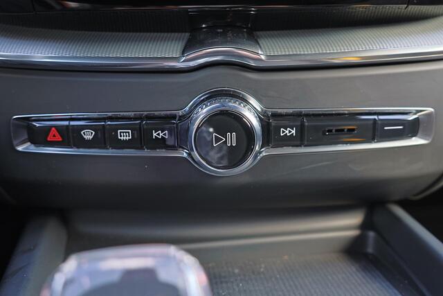 Volvo XC60 T6 Recharge AWD Plus Black Edition - Panorama/schuifdak - IntelliSafe Assist & Surround - 360º Camera - Harman/Kardon audio - Adaptieve LED koplampen - Verwarmde voorstoelen, stuur & achterbank - Parkeersensoren voor & achter - Elektr. bedienb. voorstoele