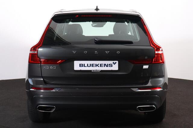 Volvo XC60 Recharge T8 AWD R-Design - Panorama/schuifdak - IntelliSafe Assist & Surround - 360º Camera - Adaptieve LED koplampen - Verwarmde voorstoelen & stuur - Parkeersensoren voor & achter - Elektr. bedienb. bestuurdersstoel met geheugen - Inklapbare trekhaak -