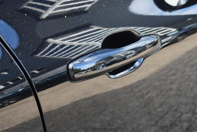 Volvo XC60 2.0 T6 Plug-in hybrid AWD Ultra Dark Panorama/schuifdak | 360 camera | Allseason banden | HarmanKardon Premium Audio | BLIS | Elektrische stoelen met geheugen functie | Semi-elektrische trekhaak