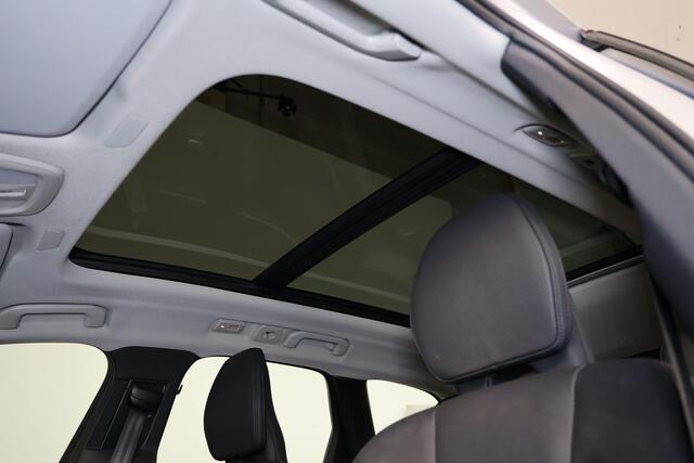 Volvo XC60 T6 Recharge AWD Plus Dark - Panorama/schuifdak - IntelliSafe Assist & Surround - 360º Camera - Verwarmde voorstoelen, stuur & achterbank - Parkeersensoren voor & achter - Elektr. bedienb. voorstoelen met geheugen - Draadloze tel. lader - Inklapbare trekha