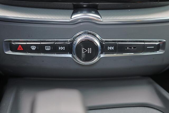 Volvo XC60 T6 Recharge AWD Plus Dark - Panorama/schuifdak - IntelliSafe Assist & Surround - 360º Camera - Verwarmde voorstoelen, stuur & achterbank - Parkeersensoren voor & achter - Elektr. bedienb. voorstoelen met geheugen - Draadloze tel. lader - Inklapbare trekha