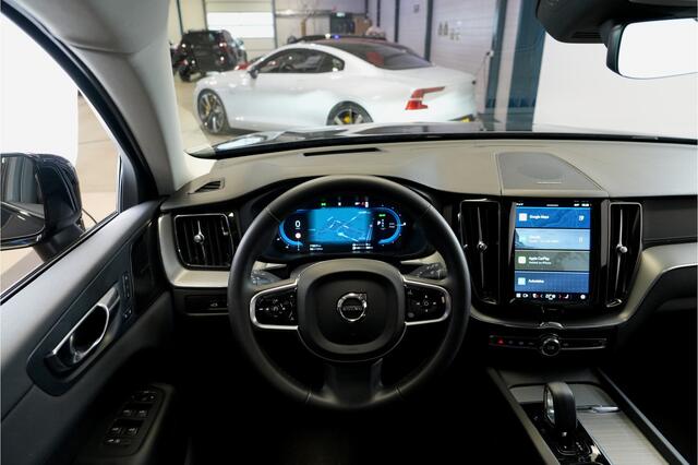 Volvo XC60 2.0 T6 AWD 293kW/399pk Aut8 Plug-in hybrid Ultra Dark PANORAMADAK + HARMAN/KARDON + EL.TREKHAAK + ADAPT.CRUISE + HEAD-UP + STOELVERWARMING V&A + STUURVERWARMING + GOOGLE DASH + 360 CAMERA + BLIS + CTA + PARKSENSOREN + 21" LM-VELGEN!!