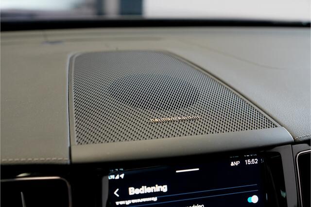 Volvo XC60 2.0 T6 AWD 293kW/399pk Aut8 Plug-in hybrid Ultra Dark PANORAMADAK + HARMAN/KARDON + EL.TREKHAAK + ADAPT.CRUISE + HEAD-UP + STOELVERWARMING V&A + STUURVERWARMING + GOOGLE DASH + 360 CAMERA + BLIS + CTA + PARKSENSOREN + 21" LM-VELGEN!!
