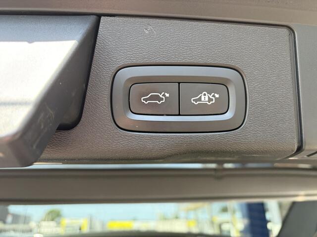 Volvo XC60 2.0 Recharge T6 AWD R-Design / Automaat / NL-Auto / Styling-Pack / 22'' LMV / Dealer-Onderhouden / ERAD reeds vervangen / Pilot-Assist / Open-Panodak / Elektr.-Uitklapbare Trekhaak / Stoel-/Stuurverwarming / Adaptieve Cruise-Control Stop&Go / Climate-Cont
