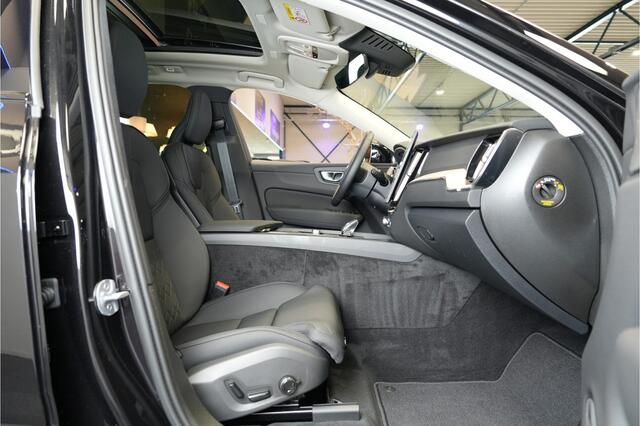 Volvo XC60 2.0 T6 293kW/399pk Aut8 Plug-in hybrid Ultra Dark PANORAMADAK + HARMAN/KARDON + ADAPT.CRUISE + HEAD-UP + STOELVERWARMING V&A + STUURVERWARMING + GOOGLE DASH + 360 CAMERA + BLIS + CTA + LUCHTVERING + 21" LM-VELGEN!!